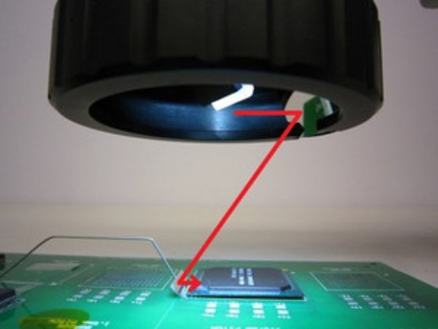 Une flèche rouge qui illustre l'utilisation du miroir lors d'une inspection BGA, vue du système d'inspection optique