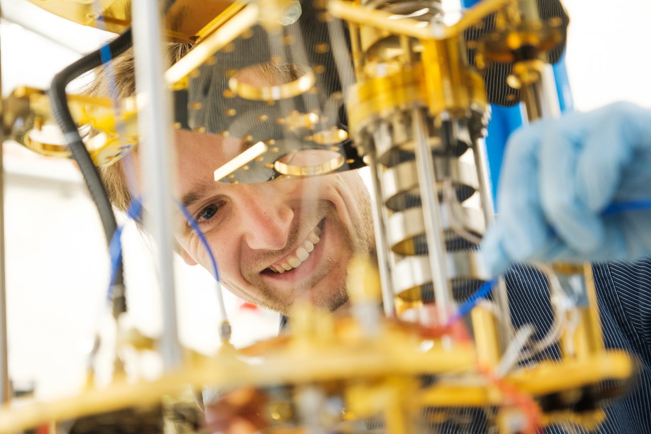 Un étudiant en quantique manipulant un frigo à dilution