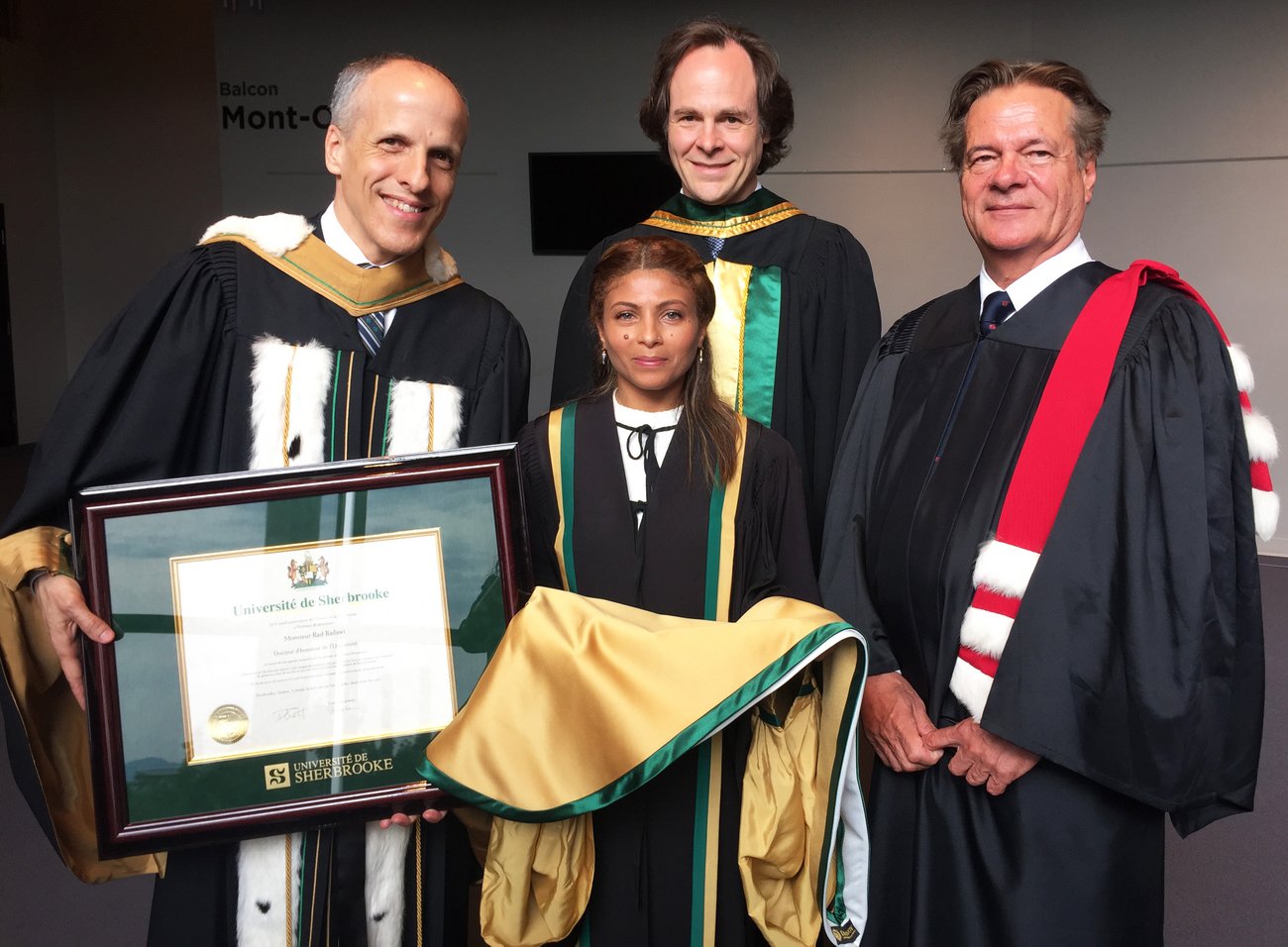 L'épouse de Raif Badawi, Ensaf Haidar, en compagnie du recteur de l'Université de Sherbrooke, Pierre Cossette, du doyen de la Faculté de droit, Sébastien Lebel-Grenier, et du professeur Hervé Cassan.