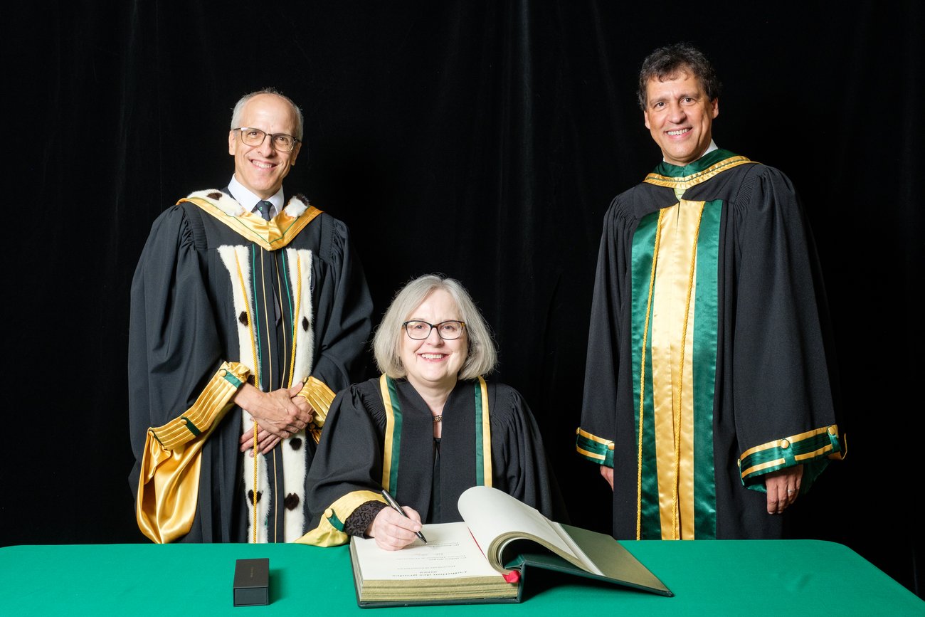 Le recteur de l'Université de Sherbrooke, Pierre Cossette, la docteure d'honneur Debra Steger et le doyen de la Faculté de droit, Louis Marquis. 