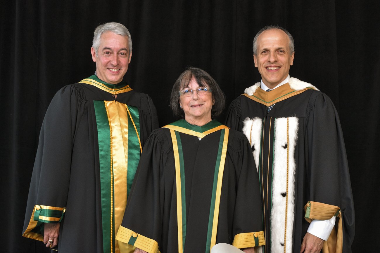 Le doyen de la Faculté de médecine et des sciences de la santé, Dominique Dorion, Cécile Michaud et le recteur de l'Université de Sherbrooke, Pierre Cossette.