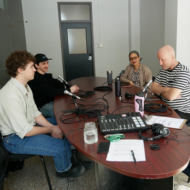 Joel Lupien-Phaneuf, Elie Gagné, Stéphane Martelly et Sébastien Pesot, en discussion, autour d'une table