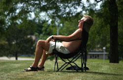 Photo d'un homme qui profite des chauds rayons du soleil.