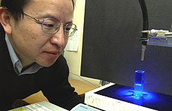 Les nanovhivules contenus dans cette prouvette du laboratoire du professeur Yue Zhao pourraient un jour amliorer grandement les traitements de chimiothrapie en en rduisant les effets secondaires. Les travaux du professeur de chimie de la Facult des sciences figurent au palmars des 10 dcouvertes de l'anne de la revue Qubec Science.