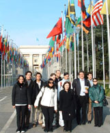 Le groupe d'tudiants en tudes politiques appliques pose devant le Palais des nations de l'Organisation des Nations-Unies  Genve. Leur priple les a galement conduits  Strasbourg, Bruxelles et La Haye.