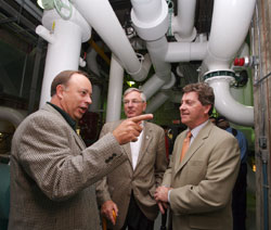 Ren Alarie a prsent la salle mcanique des refroidisseurs  la centrale thermique de l'UdeS au maire de Sherbrooke, Jean Perrault, et  Richard Aubry, d'Hydro-Qubec.