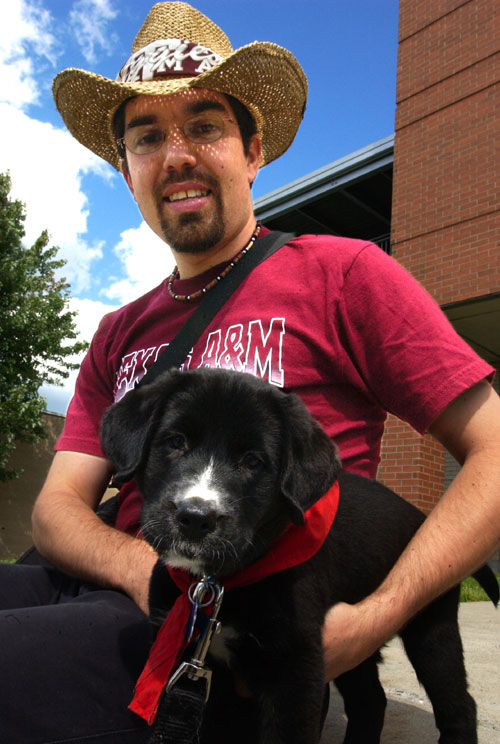 Daniel Chamberland-Tremblay, tudiant au doctorat en informatique, est bnvole pour la Fondation Mira. On le voit ici avec Gaa, un futur chien guide. 