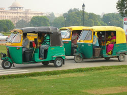 Le rickshaw, le moyen de transport par excellence  Delhi. Les familles s'y entassent pour se rendre d'un bout  l'autre de la ville, pour quelques roupies seulement.