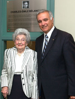 Lors du dvoilement de la plaque honorifique, le doyen de la Facult d'administration Roger Nol et Jeanne Loranger, conjointe du fondateur de la Facult,  l'origine dsigne Facult de commerce. 