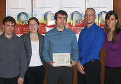 Martin Lefebvre, Karine Beaulieu, Pierre-Alexandre Lacerte et Mathieu Gendron, lors de la remise du prix remport dans le cadre du Concours qubcois en entrepreneuriat.