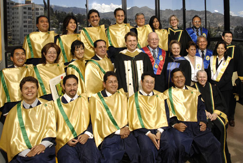 Seize membres du corps professoral de la Universidad Catlica Boliviana de La Paz ont reu le 25 janvier leur diplme de matrise en enseignement lors de la premire collation des grades de lUniversit de Sherbrooke en Bolivie. Lvnement a eu lieu devant leurs professeurs et quelques dirigeants des deux universits, dont le recteur Bruno-Marie Bchard et la doyenne de la Facult dducation, Cline Garant. Les diplms boliviens ont procd au nouveau rituel dinvestiture tel que 3300 diplms lont vcu  Sherbrooke le 9 septembre dernier.