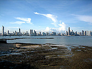 Les gratte-ciels en front de mer de Panama Ciudad.