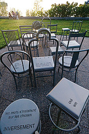Cette Å“uvre publique de Michel Goulet, installÃ©e au bord du Lac des Nations, Ã&nbsp; Sherbrooke, est composÃ©e de 20 chaises uniques en leur genre. OrnÃ©es des mots de Luc LaRochelle, un ami de jeunesse de lâ€™artiste, les chaises sont orientÃ©es vers le mont Orford.