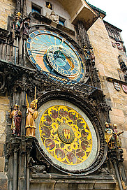L'horloge astronomique de Prague fut achevÃ©e en 1914. On peut y lire les positions relatives du Soleil, de la Lune, des constellations du zodiaque et, parfois, des planÃ¨tes les plus importantes.