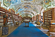 La salle de thÃ©ologie de la bibliothÃ¨que de Strahov, considÃ©rÃ©e comme une des plus belles bibliothÃ¨ques historiques d'Europe.