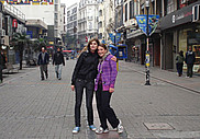 Les deux étudiantes en médecine dans les rues de Montevideo, capitale de l'Uruguay.