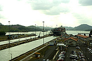 Il passe en moyenne une quarantaine de navires par jour sur le canal de Panama. Chaque paquebot bien chargé doit payer plus de 220&nbsp;000&nbsp;$ pour passer sur ce fleuve artificiel de moins de 90&nbsp;km.
