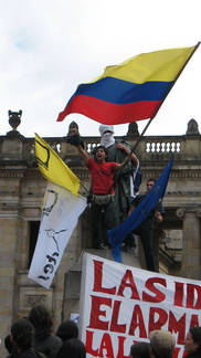 Ã‰tudiant et statue de Simon Bolivar pendant une manifestation.