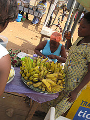 Rien n'a changé depuis ma dernière visite : la vendeuse de bananes est installée au même endroit!