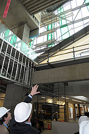 Le nouvel immeuble sera relié directement à la station de métro Longueuil–Université-de-Sherbrooke par un vaste atrium public, propriété de la Ville de Longueuil.