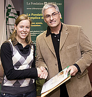 Claudia Letendre, récipiendaire de la bourse de 1000 $ provenant du Fonds de la Faculté d'éducation physique et sportive, accompagnée du doyen Jean-Pierre Brunelle.