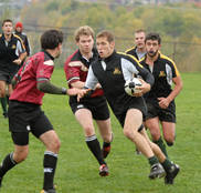 Les membres de l'équipe masculine de rugby de l'Université de Sherbrooke ont remporté une 3e victoire consécutive en prenant la mesure des Stingers de l'Université Concordia.