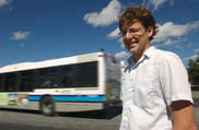Le professeur Alexandre Blais, du Département de physique, a imaginé le 1er bus quantique.
