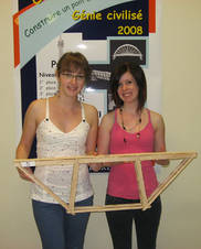 Anne-Marie Lanouette et Gabrielle Ste-Marie ont remporté la 1re et la 3e place au concours Génie civilisé pour leurs deux ponts en bâtonnets de bois.