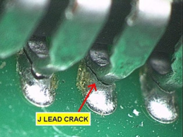 Une flèche qui illustre une inspection de soudure J-Lead, vue de l'équipement d'inspection optique