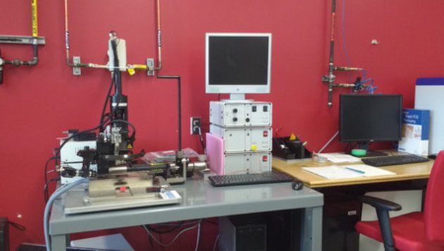 Le système manuel d'assemblage par thermocompression, de modèle FINETECH Fineplacer PICO TB, sur une table dans un laboratoire