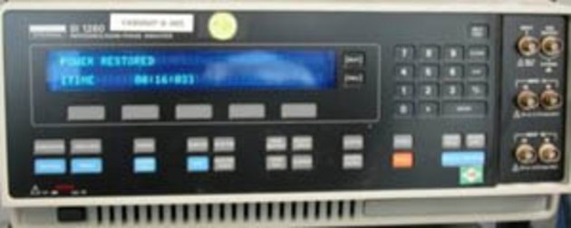 Vue de face de l'appareil de mesure d'impédance