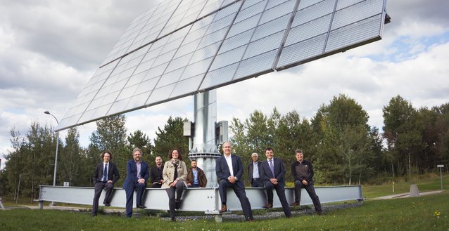 Les partenaires du projet qui sont assis sur le panneau solaire dans le carrefour giratoire à l'entrée du 3IT