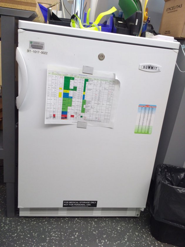 Vue de face du réfrigérateur non alimentaire, modèle SUMMIT FF7L