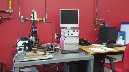 Le système manuel d'assemblage par thermocompression, de modèle FINETECH Fineplacer PICO TB, sur une table dans un laboratoire