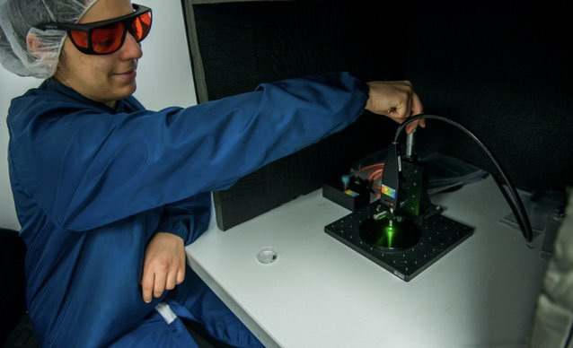Photo de Stéphanie Sauze qui étudie des nouveaux nanocomposites pour viser des applications thermoélectriques.