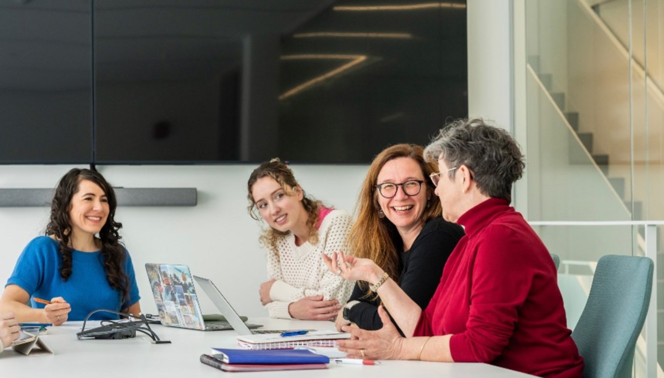 personnes autour d'une table formant un groupe de travail