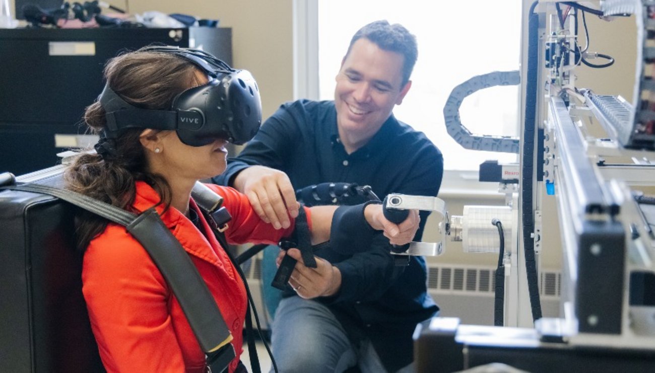 personne manipulant de l'équipement