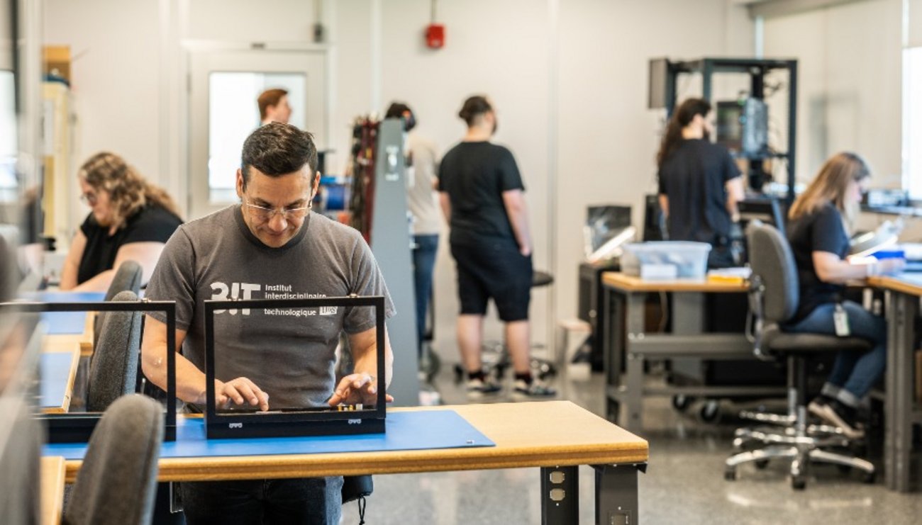 personne travaillant dans un laboratoire avec des collègues