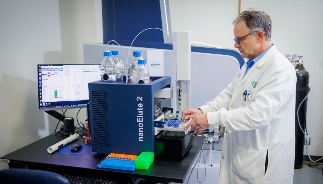 personne manipulant de l'équipement de haute technologie