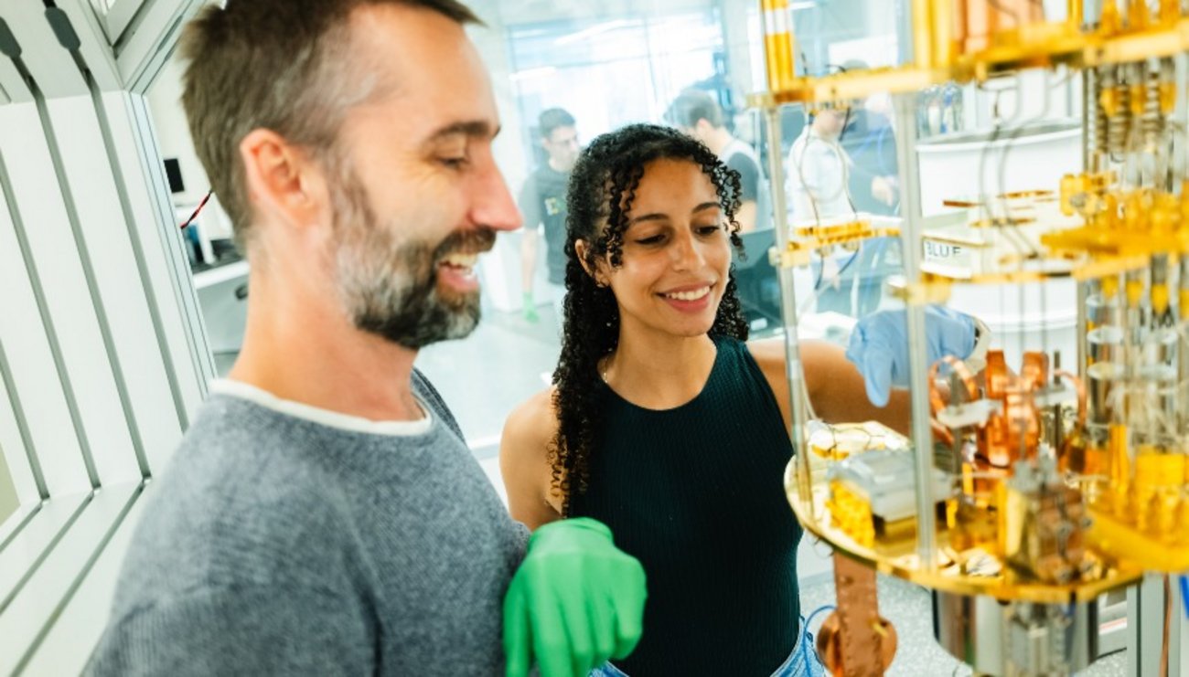 deux personnes observant de l'équipement de haute technologie