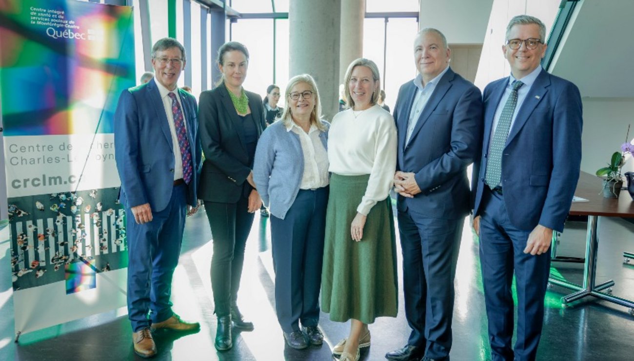 personnes posant pour une photo officielle