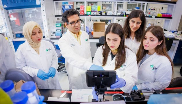 Professeur Taha Azad, dans son bureau et en laboratoire à l’IRCUS avec son groupe d’étudiant(e)s.