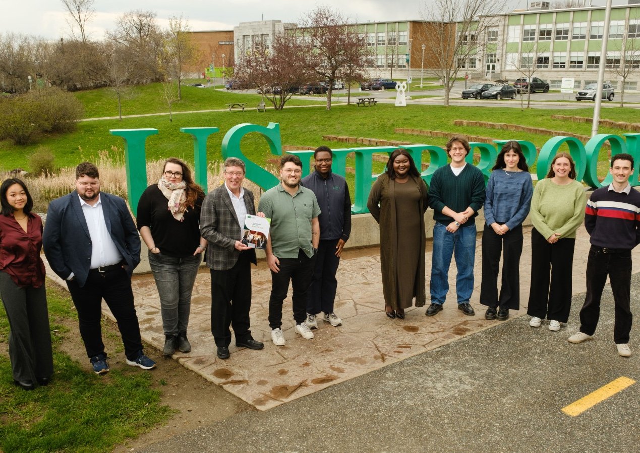 Recteur et étudiants devant les lettres USherbrooke