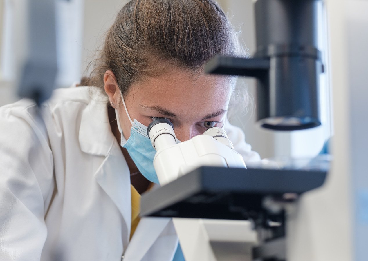 Une chercheuse au microscope