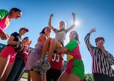 Un groupe d'étudiantes et étudiants célébrant par une belle journée ensoleillée