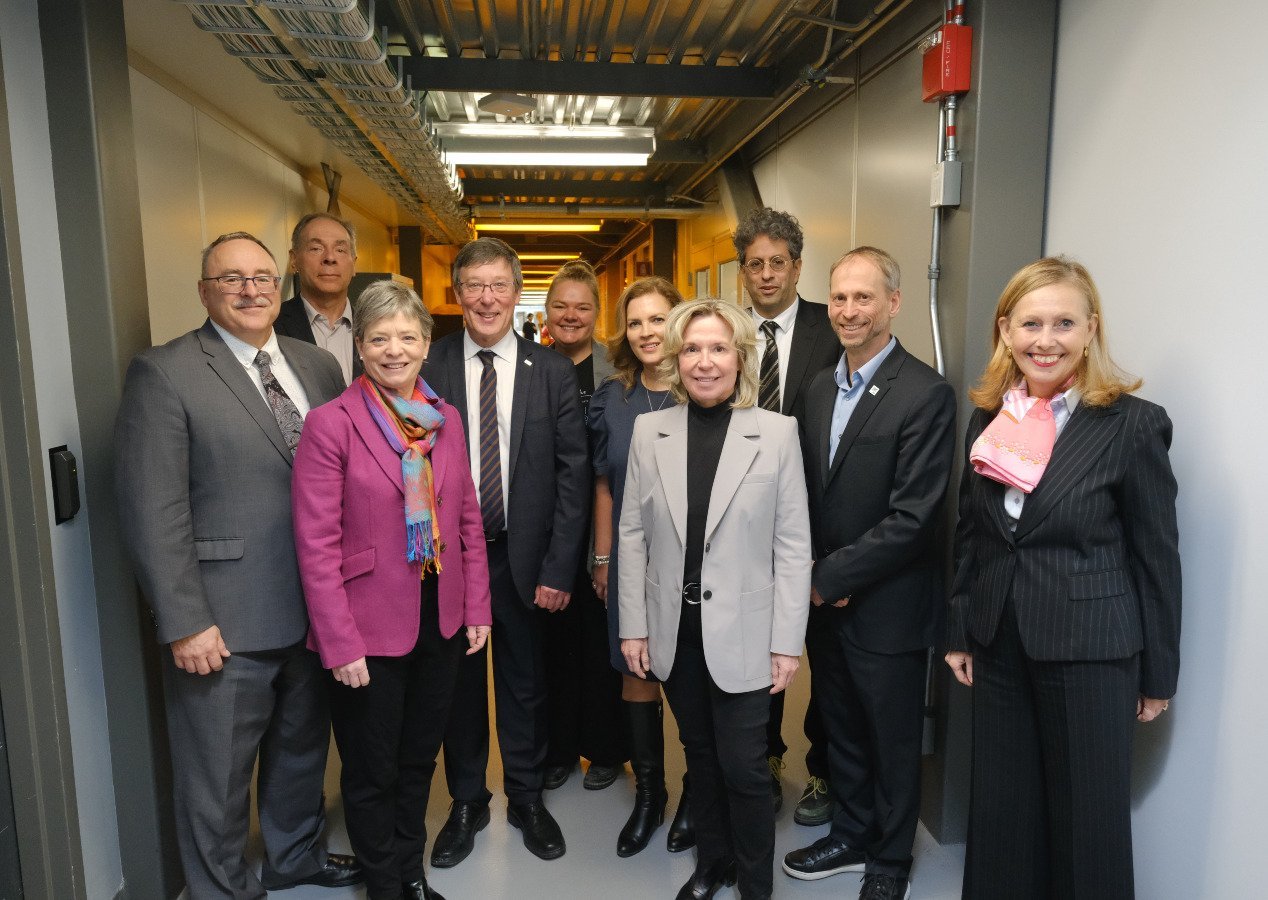 Dix personnes, hommes et femmes, posant en rang pour une photo officielle. 