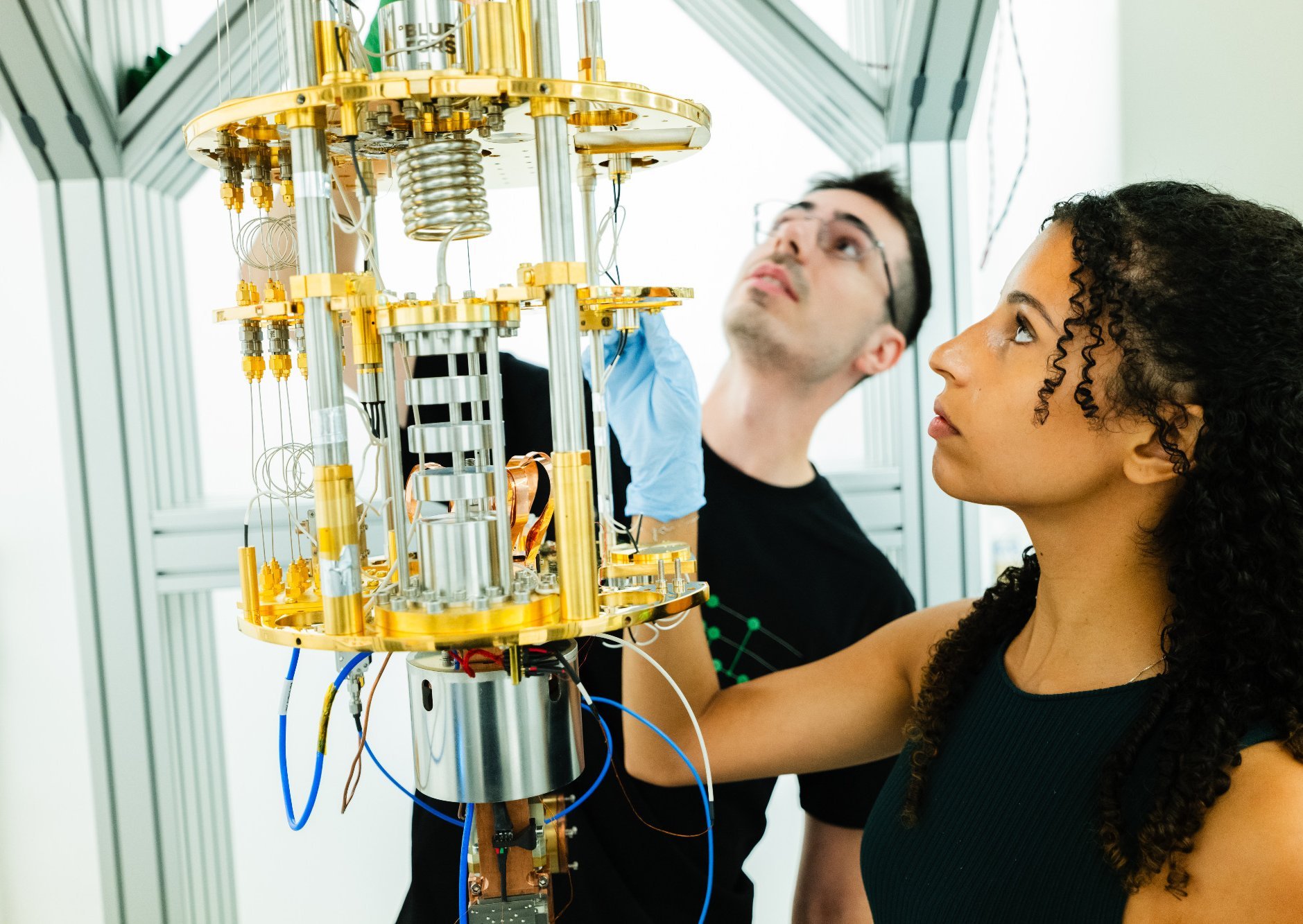 Deux étudiants manipulant un appareil de mesure utilisé en physique quantique