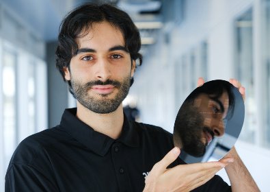 Le chercheur tenant un dispositif quantique