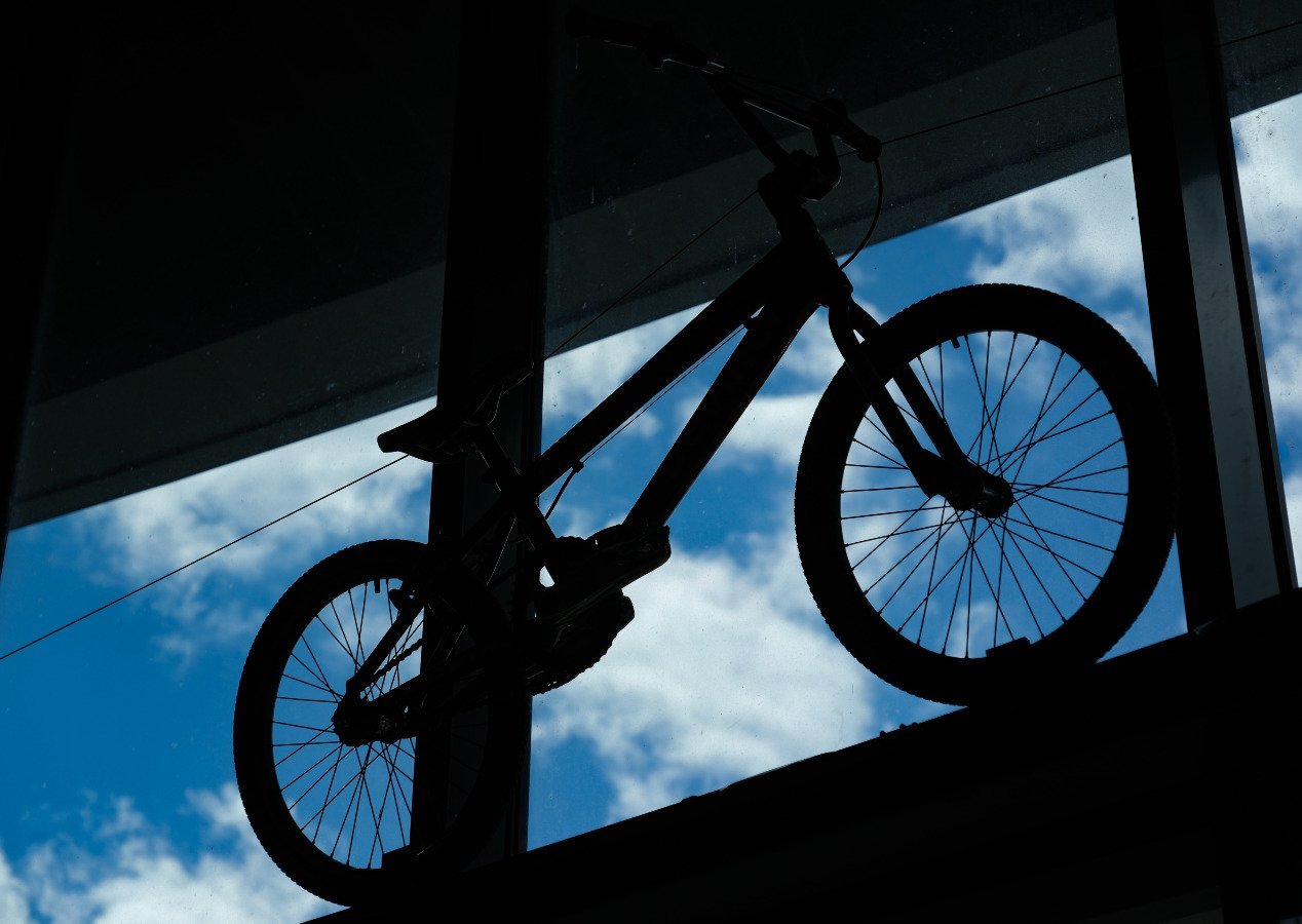 Vélo vue d'une fenêtre, à contrejour dans da