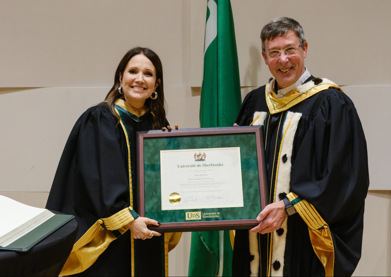 France Beaudoin et le recteur de l'Université de Sherbrooke tenant un diplôme encadré.